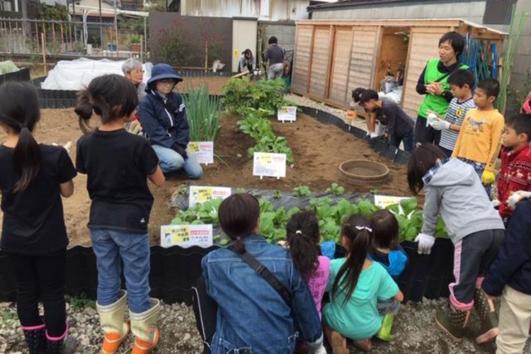 子供たちへ説明中の様子（写真提供：てらたま）。