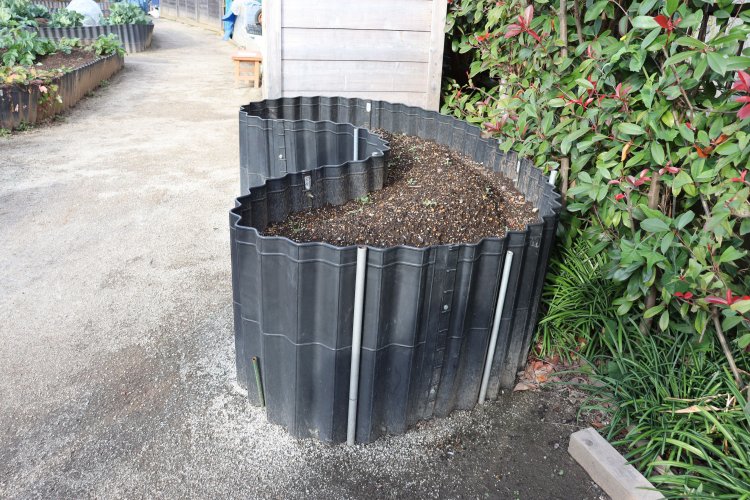 車椅子の方でも作業しやすいよう設計されたプランター。