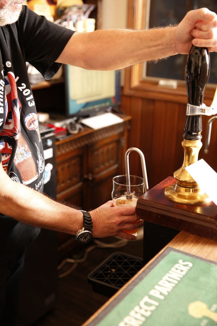 ハンドポンプ3本含む全6タップ。