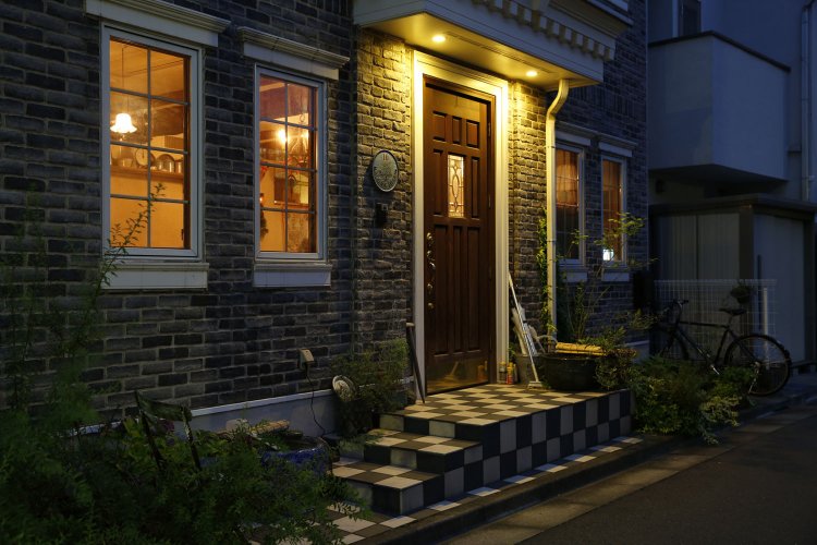 静かな住宅地にある。