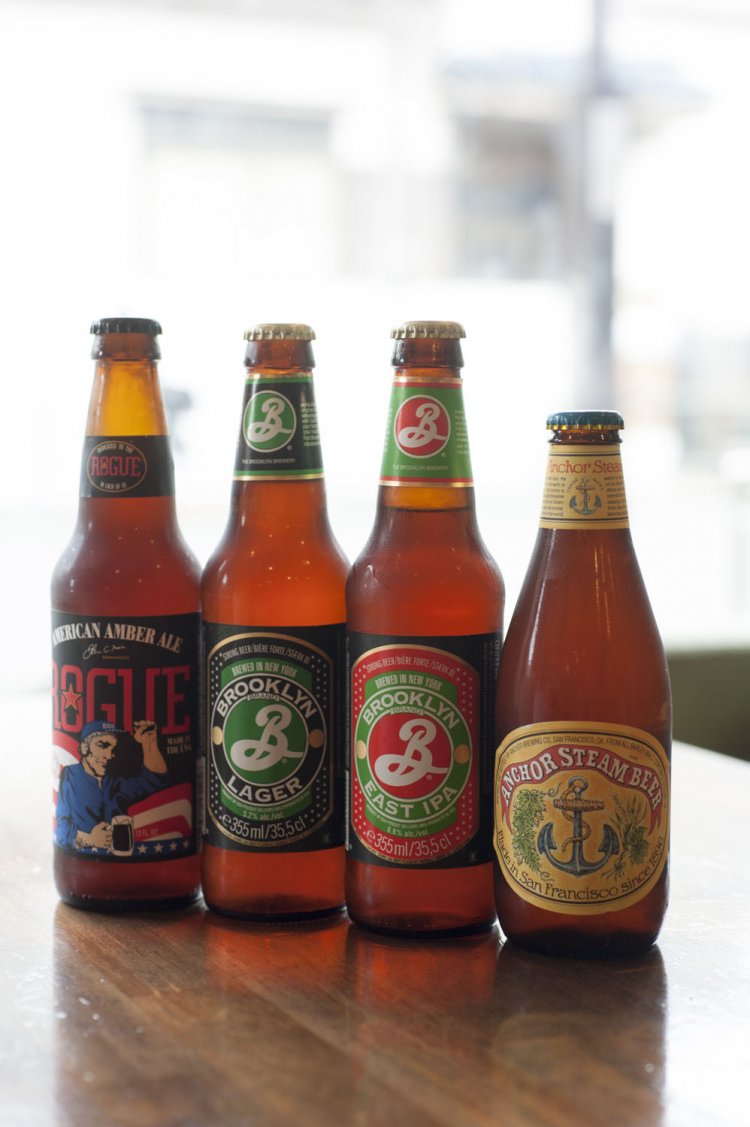 ブルックリンラガー895円ほか、本場アメリカのクラフトビールも揃う。ハンバーガー1070円も人気。