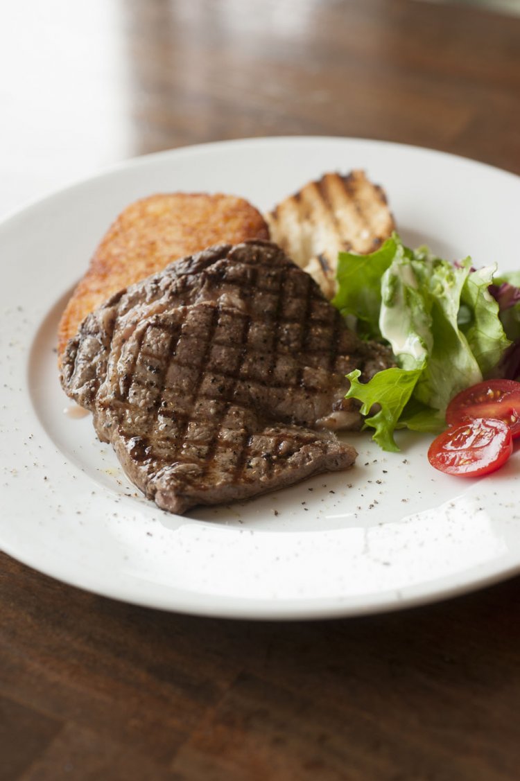 モーニングステーキプレート1290円。アメリカ産の上質なリブロース100gをシンプルに塩胡椒だけでいただく。