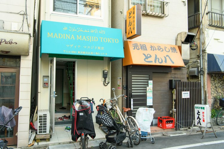 東十条の駅前にはモスクも。 礼拝のある金曜の昼はにぎわう。