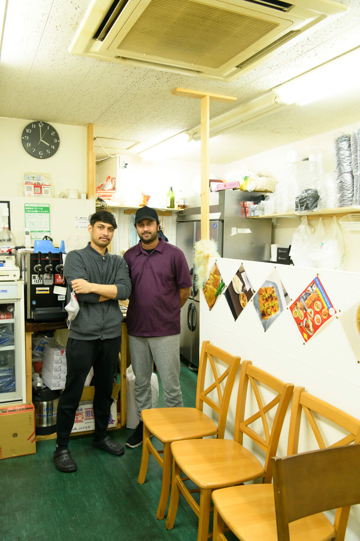 アルバイトの留学生ハサンさん（左）も店を支える。