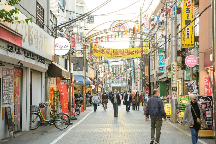 古き良き商店街に、バングラデシュのレストランや食材店も混じり合う東十条。
