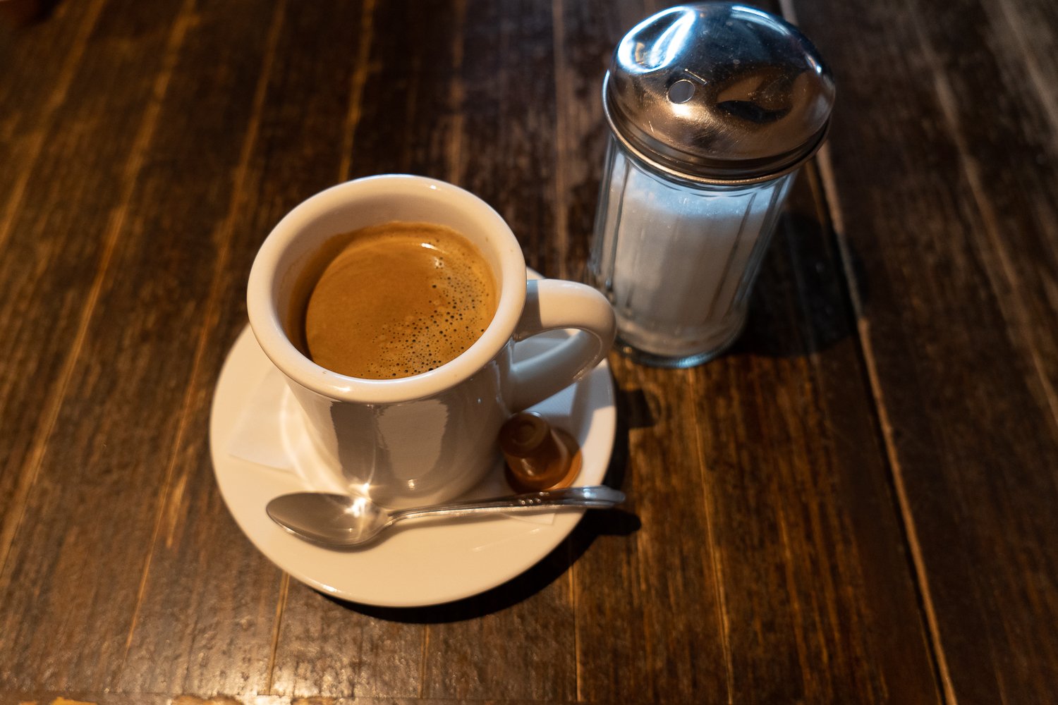 ぽってりしたマグカップで提供されるコーヒーは450円。砂糖入れもアメリカンな雰囲気。