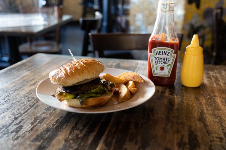 子供も大人も好きなクラシックバーガー1000円。ポテトとピクルス付き。バンズは自家製だ。