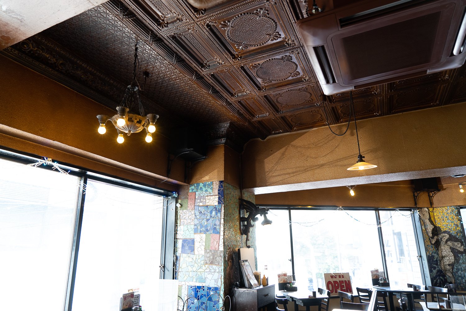 チョコレートのような装飾が施された天井はブリキ製。