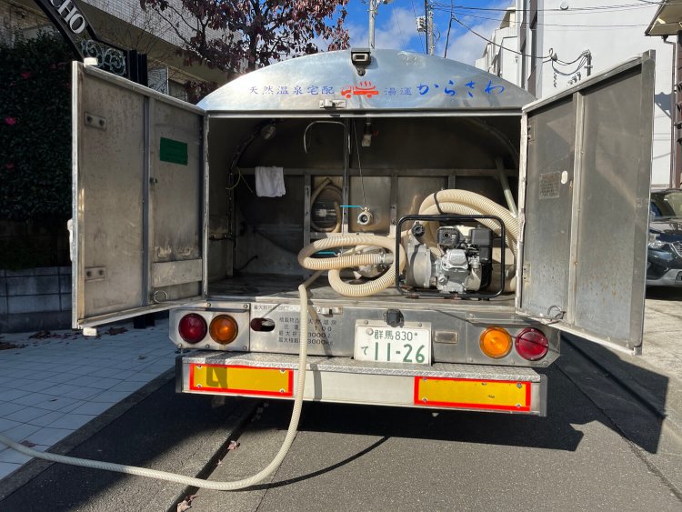 事情を知らない人が見たら、ちょっと驚く風景。ナンバーはもちろん「1126（いい風呂）」です。