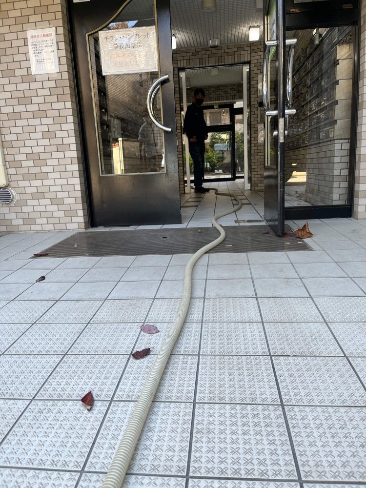 ホースがエントランスを通って我が家へ。