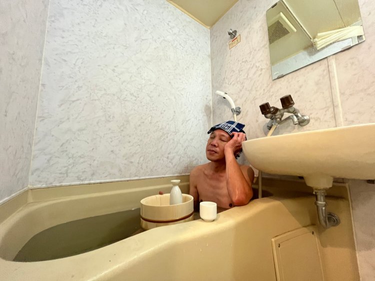 群馬の温泉に思いをはせつつ熱燗をクイっ。最高か……。