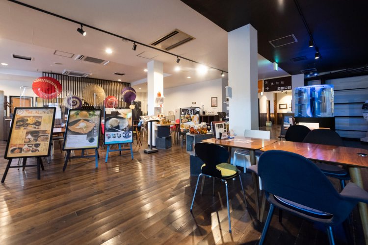 食事処の奥にはサバの稚魚が泳ぐ水槽が。