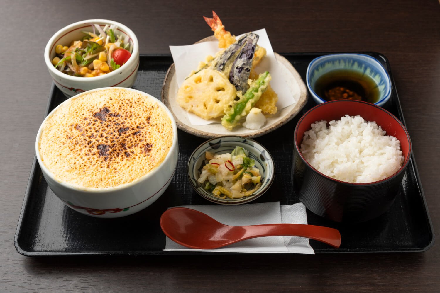 たまふわ杉農うどん御膳 1200円。御膳は天ぷら、サラダ、ご飯、漬物付き。契約農家でその日にとれた野菜を使っているので、サラダや天ぷらの味わいも抜かりなし。