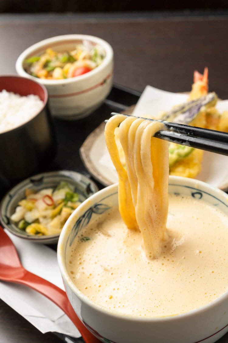 うどんにはカレーと卵がよく絡む。また、十割そばに変更することも可能だ。