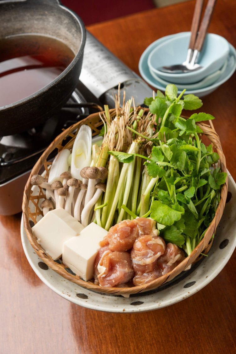 せり鍋（1人前） 1680円。せり鍋は冬から夏前まで。「おかわりする人も多いんです」と、佐々木さん。丸ごとおかわり皿 1180円、野菜のみ追加 780円、雑炊用のご飯 230円、生卵 80円。