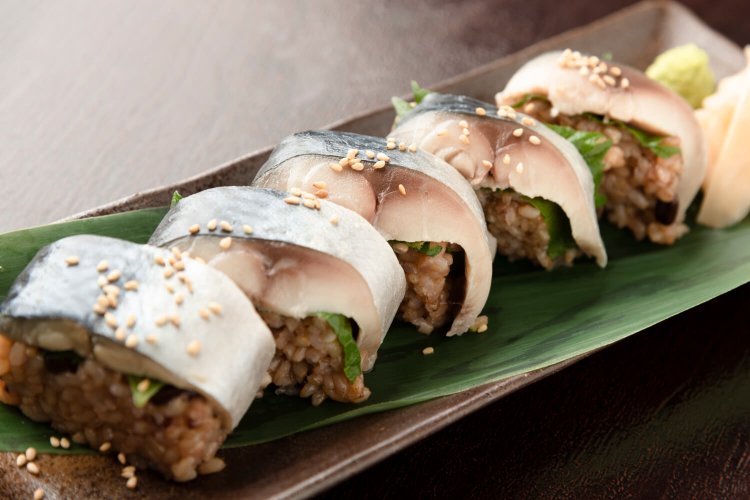 とろさばと寝かせ玄米®の押し寿司 858円。いずれは施設隣で育てているサバもお目見えする予定。