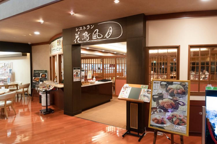 テーブル席のほかに個室（有料）もある。