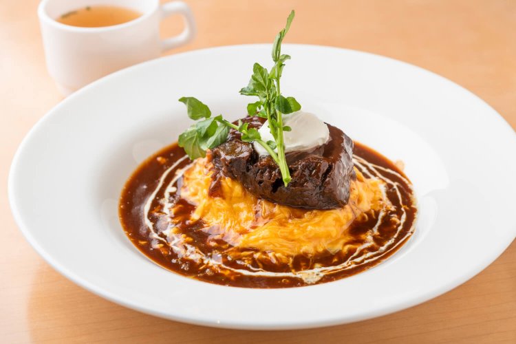 牛ホホ肉のオムライス～ポルチーニ茸のピラフ～スープ付き 1580円。長時間煮込んだ頬肉はホロホロ柔らか。デミグラスソースも旨味が深い。