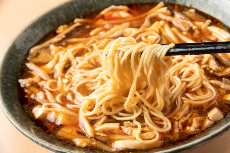 酸辣湯麺 1070円。酸辣湯麺目当ての常連客もいる。