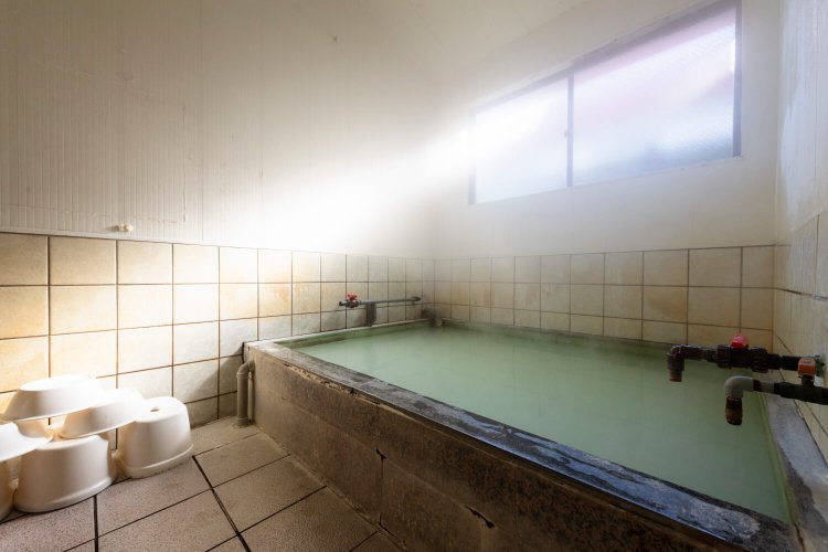 泉質はナトリウム・カルシウム・マグネシウム- 硫酸塩泉。