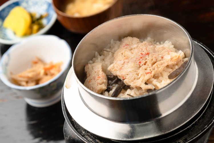 かに釜めし定食。ほかにも鶏、貝、エビ、アナゴ、梅ジャコなど多彩なラインナップは、全て1580円。