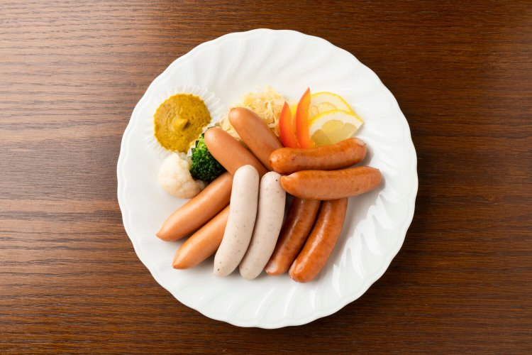 ポークとあらびき、ホワイトの3種のウインナー盛り合わせ 780円も人気。ビールのつまみに最高だ。