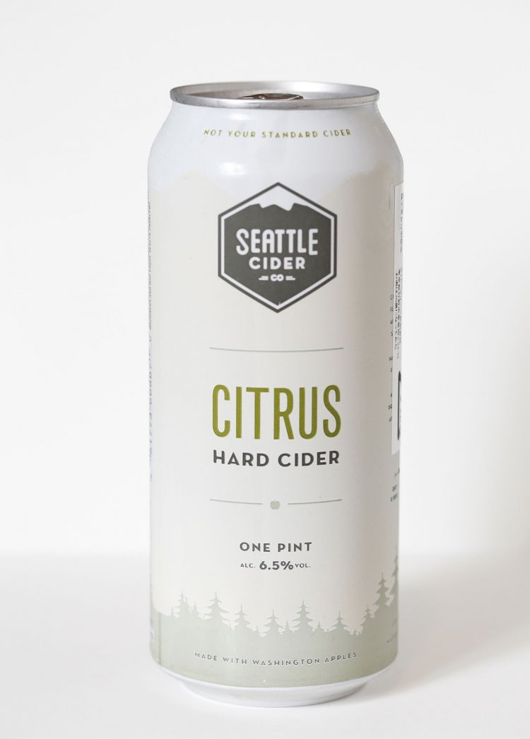 店長おすすめの一本は、シアトルサイダーのシトラス。ビールと共に力を入れる、アメリカでブームを巻き起こしているという、ハードサイダー。炭酸入りのリンゴの酒。473㎖ 845円。