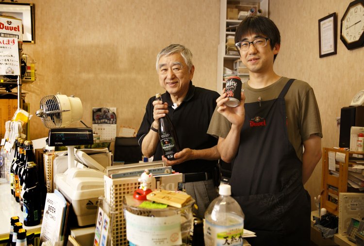 大室建一さんと、息子の和也さん。お気に入りビールを持って。