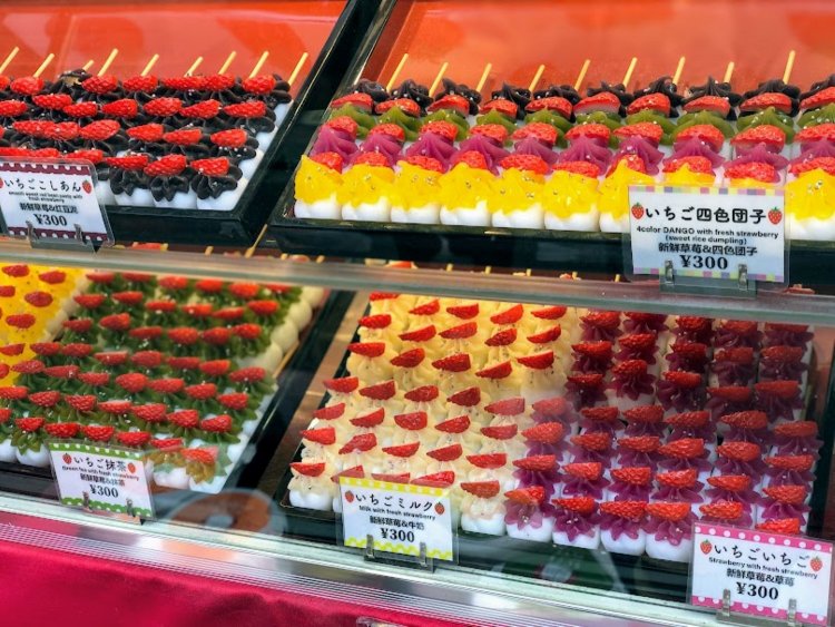 10種類もの団子が並ぶショーケース。どの団子にもいちごがのり、まるでショートケーキを選ぶ気分だ。