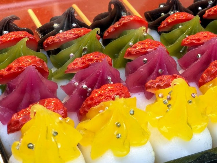 いちご四色団子400円はそれぞれ違ったあんの味を楽しむことができる。