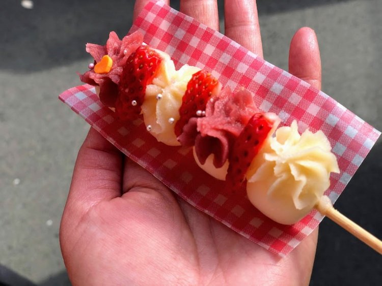 いちご紅白団子。キラキラのアラザンまであしらわれているのが女子的にポイント高し！