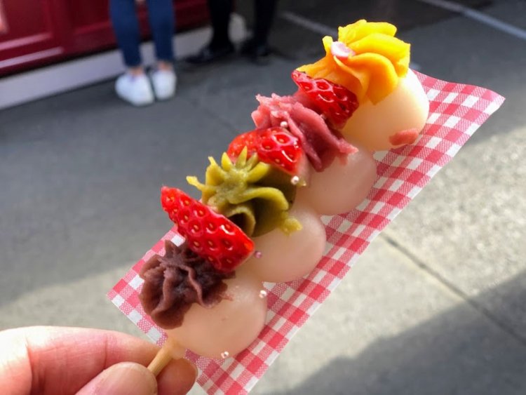 いちご四色団子。どのあんが何のフレーバーかは食べてみてのお楽しみ。