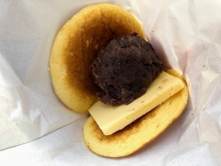 いちごドラ焼きあんバター500円。見てください、この分厚いバター。この際カロリーは気にせずに。