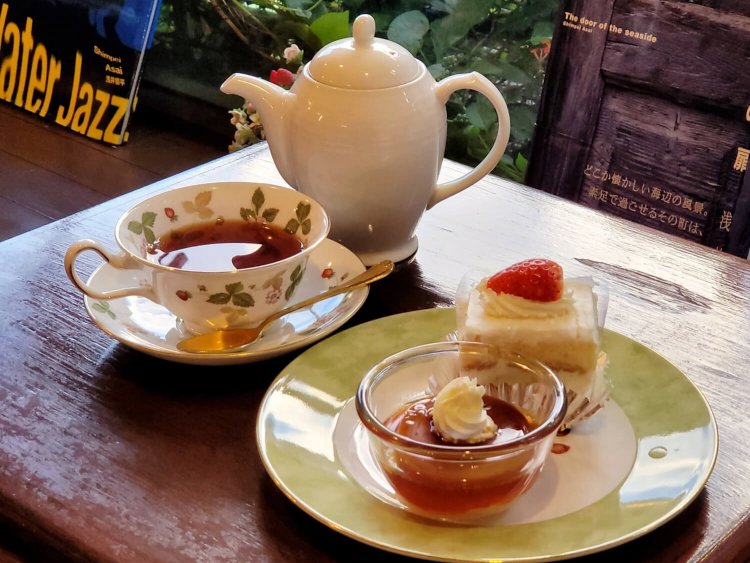 ケーキセット 好きなケーキ2種類とドリンク 1220円。