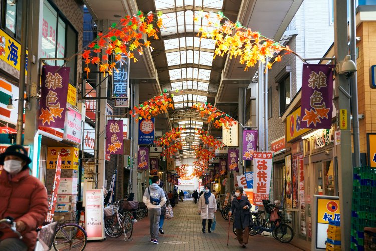 古き良き街の商店がたくさん残り、数メートルごとに大興奮！ わかっちゃいるけど、どこにも寄れないのがつらい……。