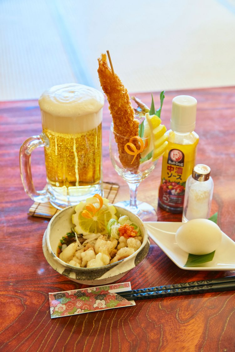 グラスにそびえ立つ海老カツ串1本400円や、炙り牛もつポン酢600円など、ツボを押さえた居酒屋メニューが目白押し。