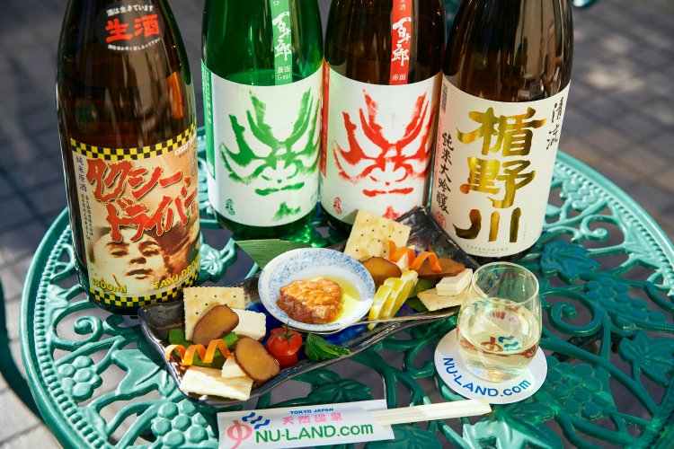 地酒も90㎖から頼めるので、色々な種類を楽しめる。タクシードライバー480円（90㎖）ほか。酒盗がっこクリームチーズ680円。