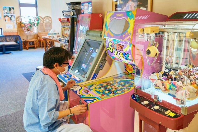 ピンボールの要領で鉄の玉を弾き、縦横斜めのどれかが並べば景品（わんちゃんの人形）が当たるゲームに、我を忘れて熱中。