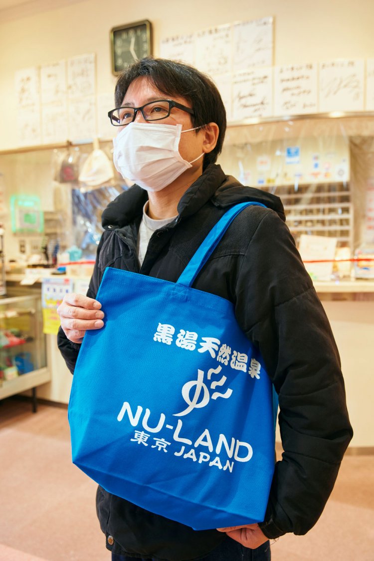 Tシャツやトートバッグなど種類豊富なグッズは、女将さんによるデザイン。次々新作が登場する売り切れ御免のレアものたちだ。