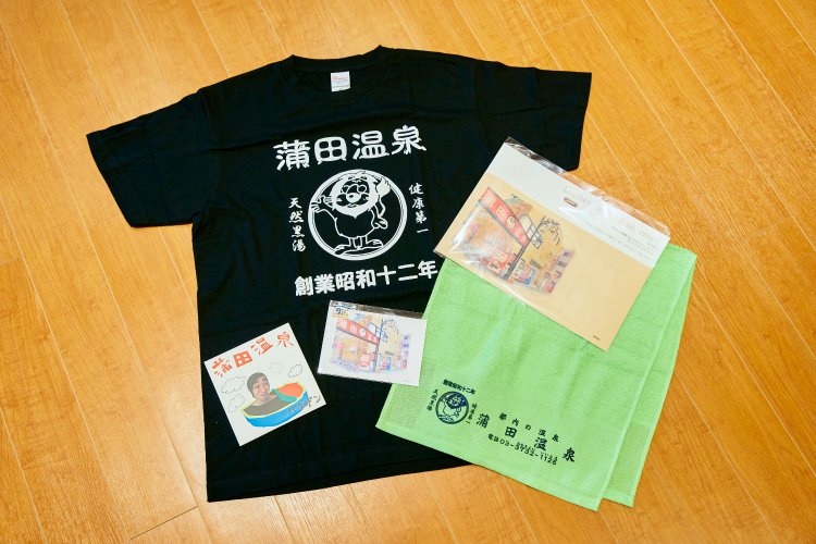 ここでも思わずグッズを買いこむ。オリジナルのTシャツ、タオル、ポストカードにブックカバーなどなど、どれもかわいい～。