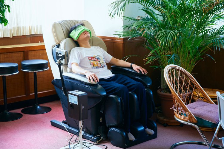 温泉のあとのもうひとつのお楽しみといえば、マッサージチェアー。今日はとことん徹底的に、自分を甘やかしました！