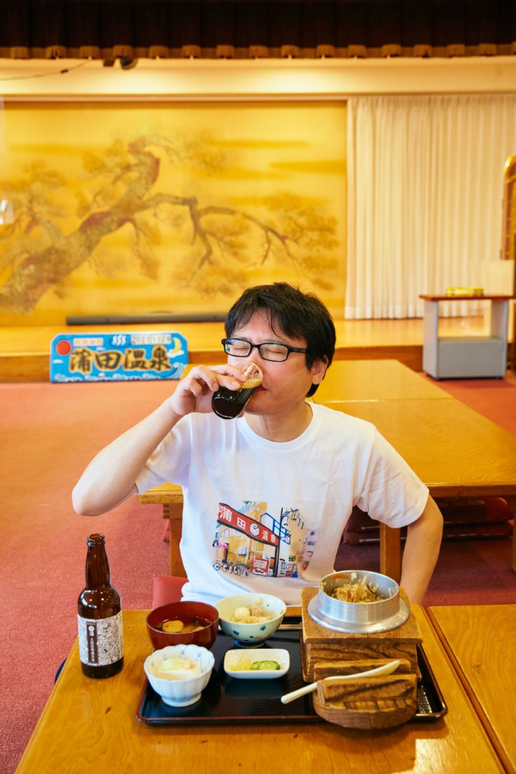 4種ある温泉釜めし。今回は鶏肉たっぷりのとり釜めし1200円を。米はご主人の知り合いから仕入れる新潟県産コシヒカリだ。