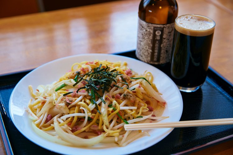 大田区ゆかり10種の具材を使った東京大田汐焼きそば770 円。もちもちの太麺にあさりや桜えびの旨味が絡み、さらに酒がすすむ。