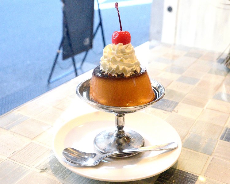 リッチな朝をさらに引き立ててくれる焦がしカラメル濃厚プリン650円。昔ながらの製法で作られたプリンはめちゃめちゃエモい！