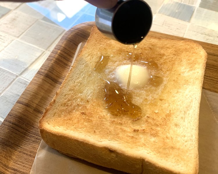 バタートーストにはお店こだわりの糖蜜とかけて食べる。はちみつよりも軽く食べられるので、男性にも人気。
