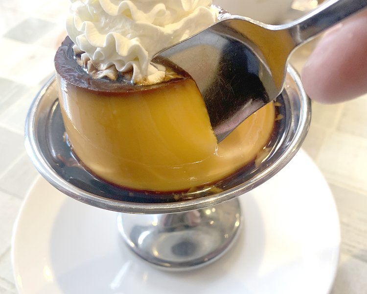 こだわりの赤たまごを使用して作られているだけあって、プリンにスプーンを入れてみるとこんな感じに。焦がしカラメルとの相性もバッチリ！