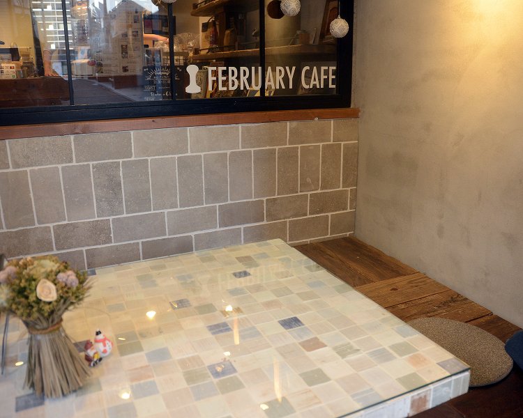 テラス席はこんな感じ。カフェの様子を見られるのも楽しい！