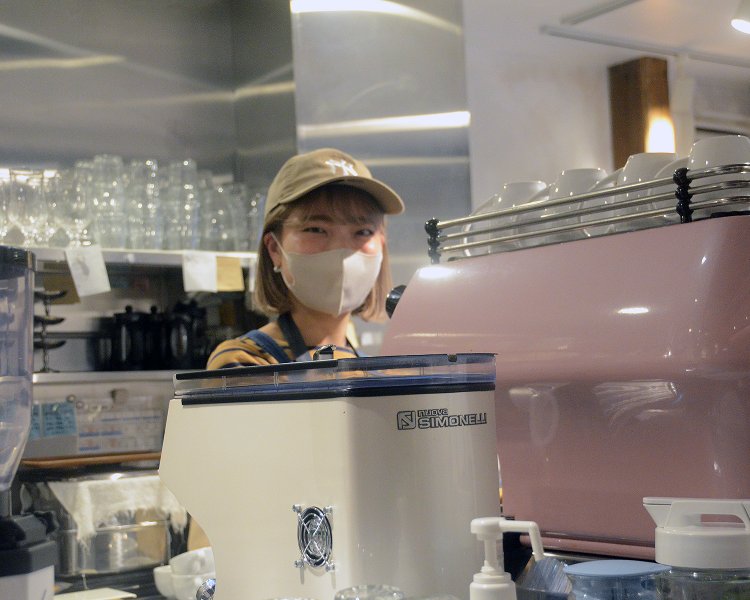 お話を伺ったの店長のアキさん。マスク越しなのが残念だが、明るい笑顔と受け答えでお店でも屈指の人気を誇る。