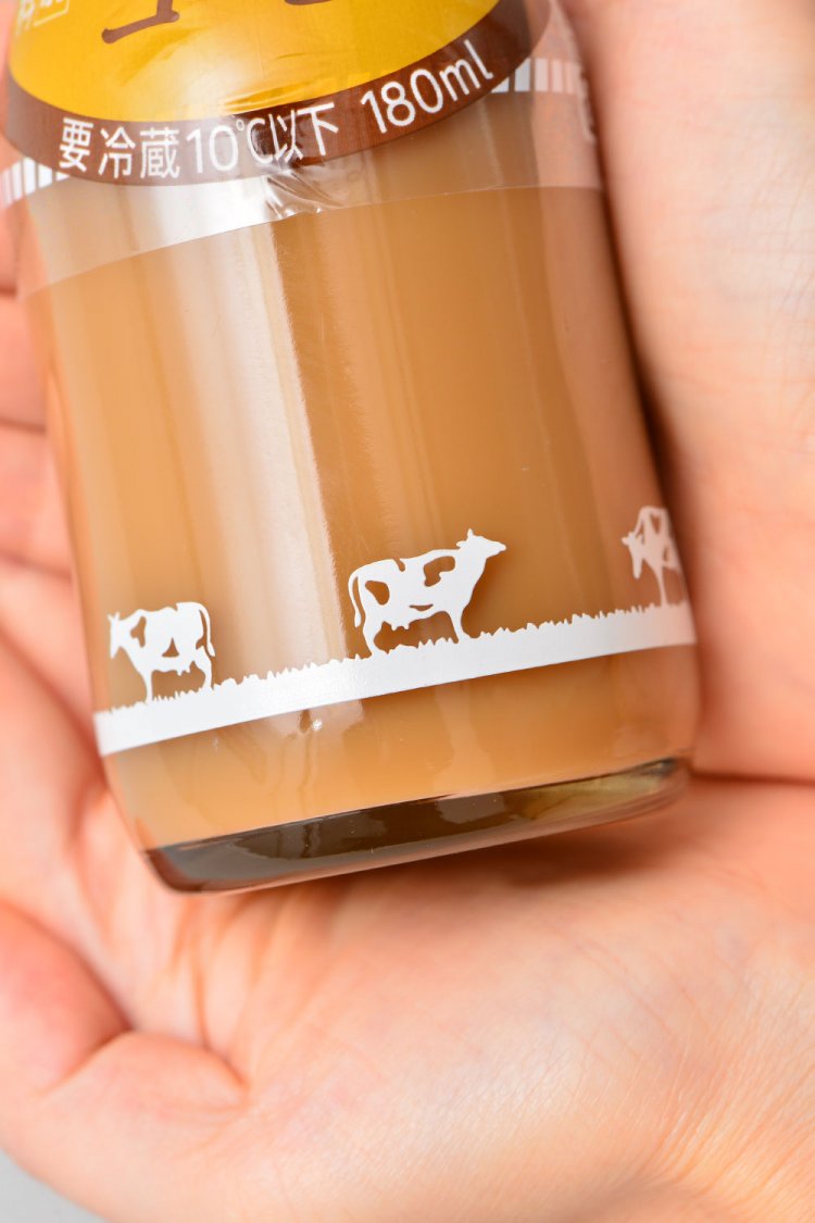 瓶をぐるりと一周する牛のデザインが愛らしい。