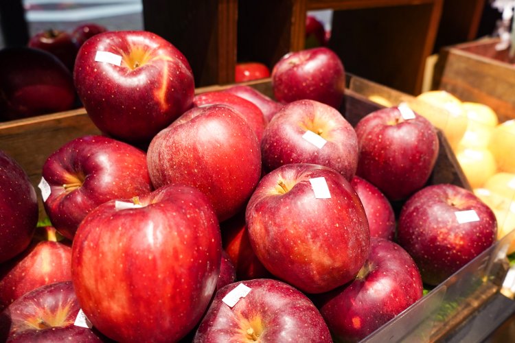 入口から入って、左側にはりんご、右側には牛乳パンがあった。